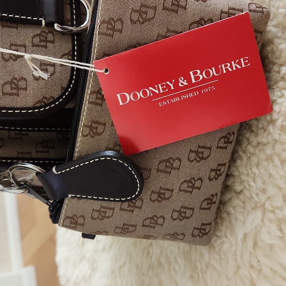 Beautiful NWT Dooney & Bourke Large Double Pocket Signature Tote Set 🤎👜 - Picture 4 of 17